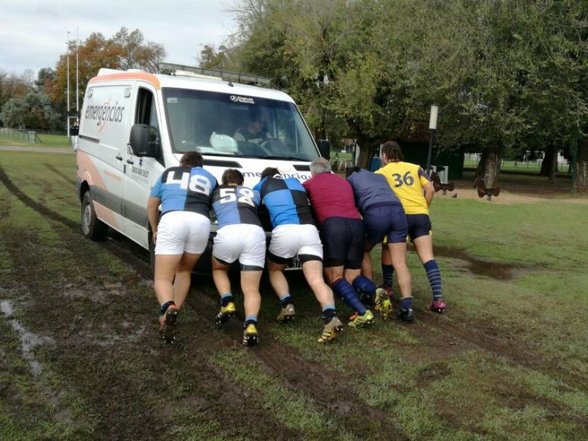 M19 de CUBA y de La Plata junto al árbitro desempantanando la ambulancia