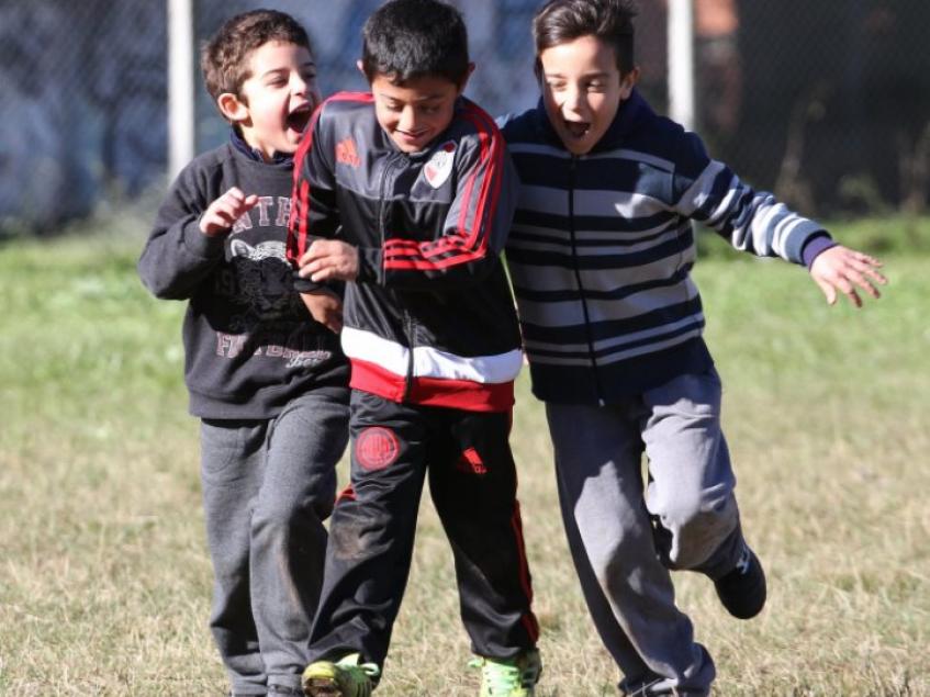 Los chicos festejan el gol y felicitan a su amigo.